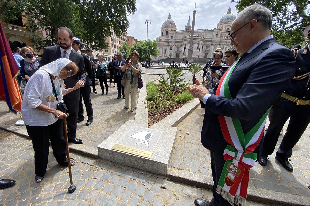 Descubren en Roma un pañuelo elaborado con mosaicos, en homenaje a Madres y Abuelas de Plaza de Mayo