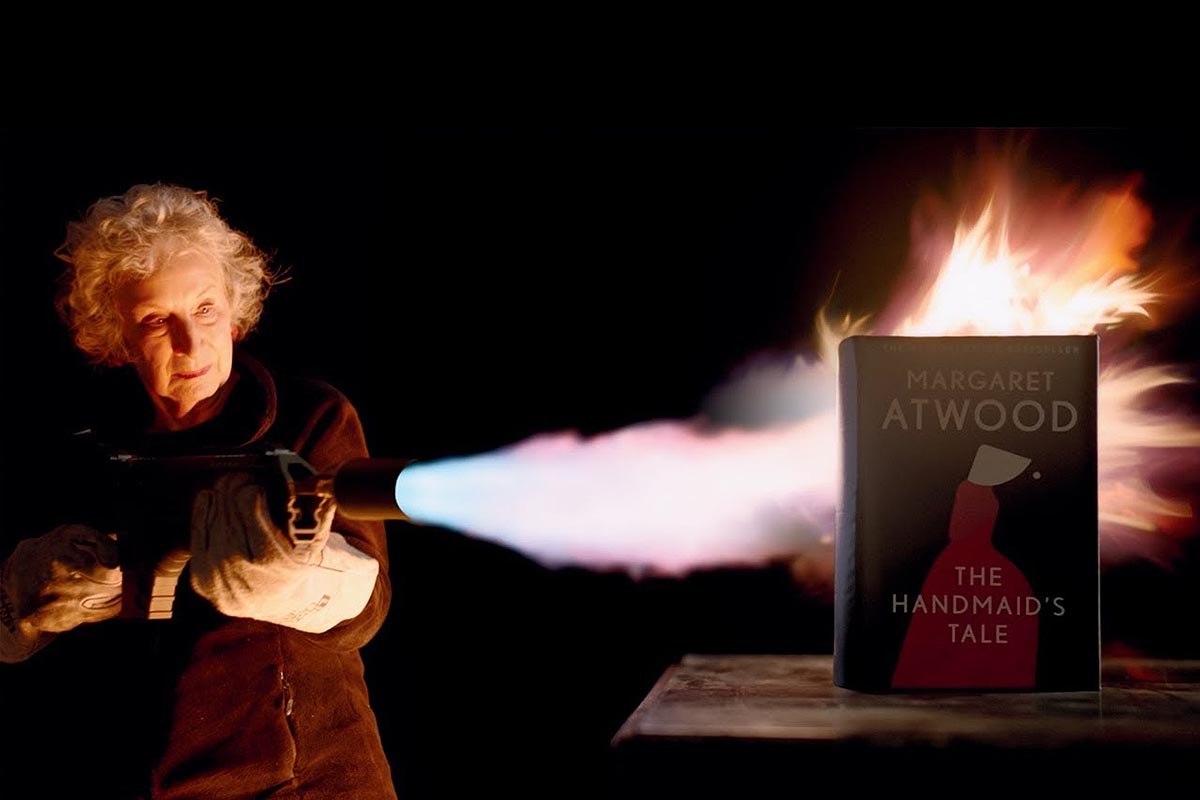 Margaret Atwood anunció el lanzamiento en Estados Unidos de una edición de «El cuento de la criada» resistente al fuego