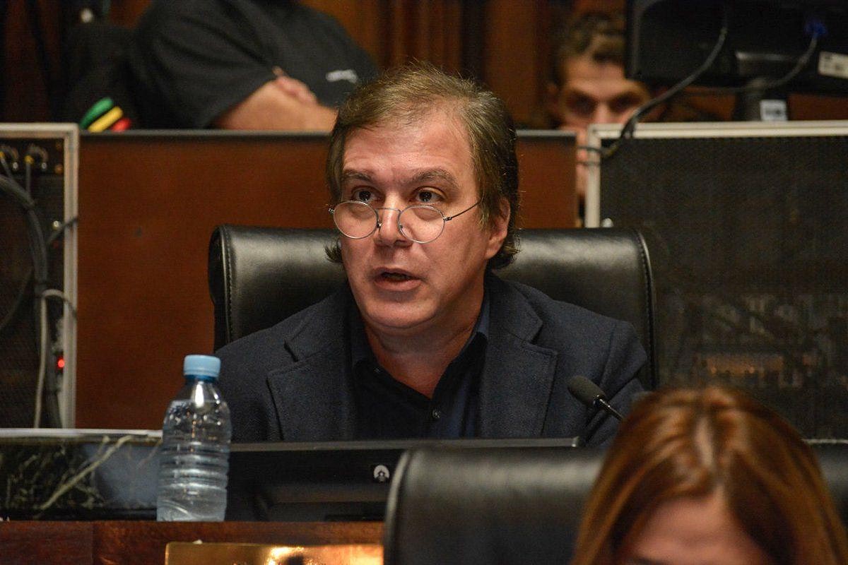 Legislatura: Roy Cortina se confundió y presentó a un orador con la carpeta de su “prontuario” redactado por JxC
