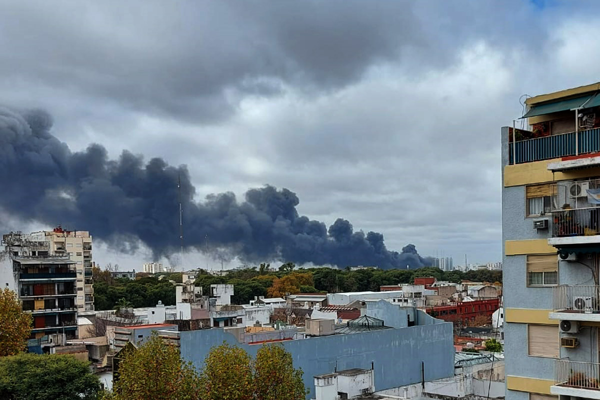 Impresionante incendio en Dock Sud: se quema una fábrica de colchones