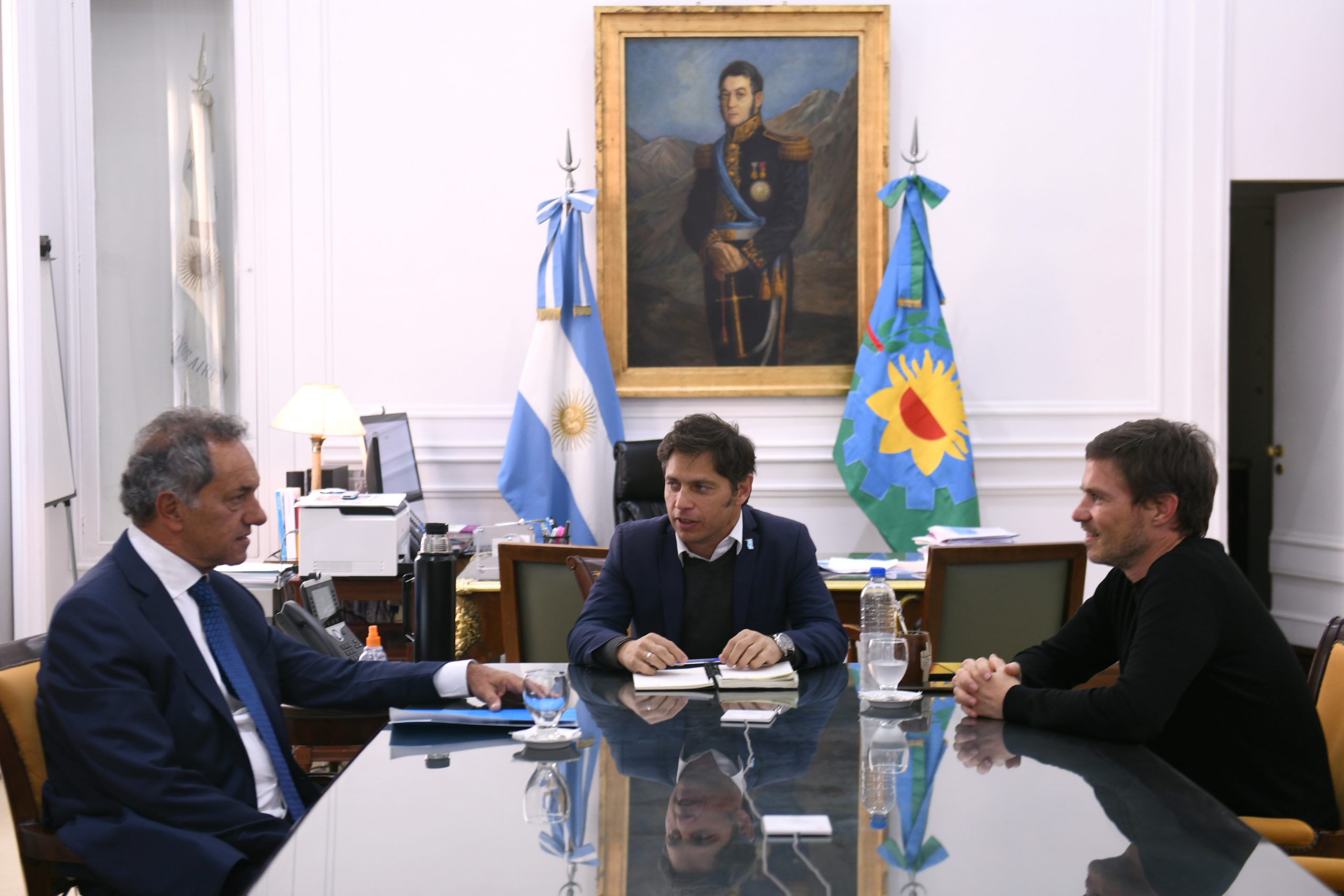 Scioli llegó al ministerio con bombos, banderas y vinchas, y luego se reunió con Kicillof