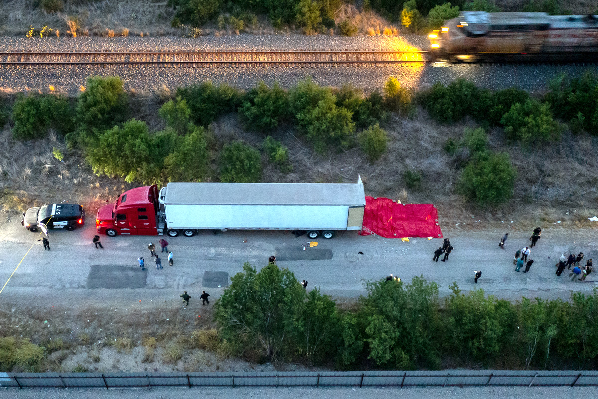 Hallan 50 migrantes muertos en un camión en el sur de EE UU