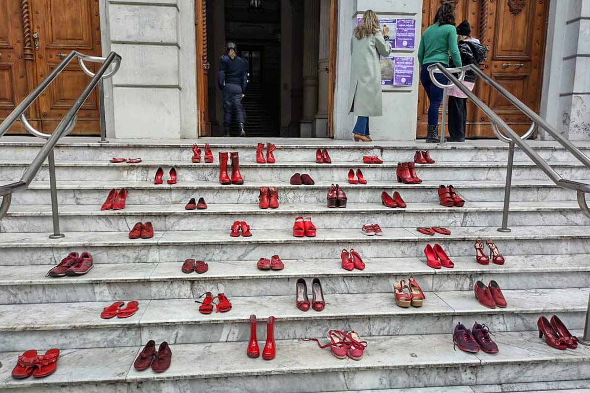 Con zapatos rojos como símbolo, judiciales bonaerenses pidieron «ni un fallo misógino más»