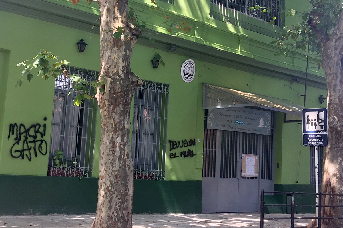Hace 12 años que la Ciudad viola una Ley que obliga a instalar un semáforo en la esquina de una escuela