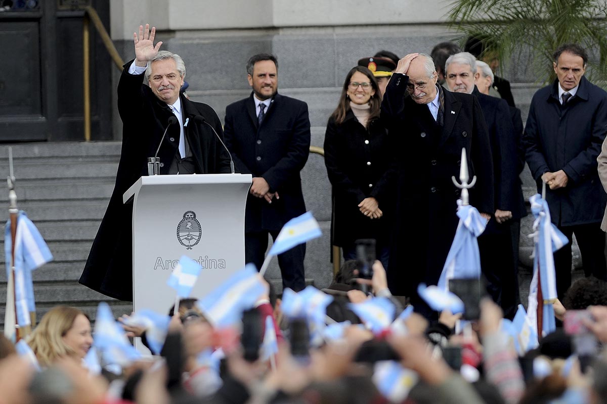 Alberto encabeza el acto por el Día de la Bandera en el CCK y Cristina el plenario de la CTA