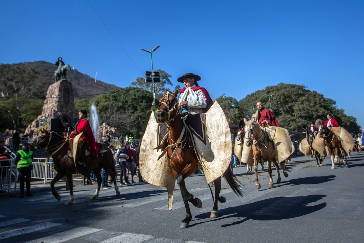 Más de 7 mil gauchos desfilaron en honor a Güemes, a 201 años de su muerte