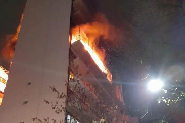 Al menos cinco personas muertas y 35 heridas, por un incendio en edificio de Recoleta