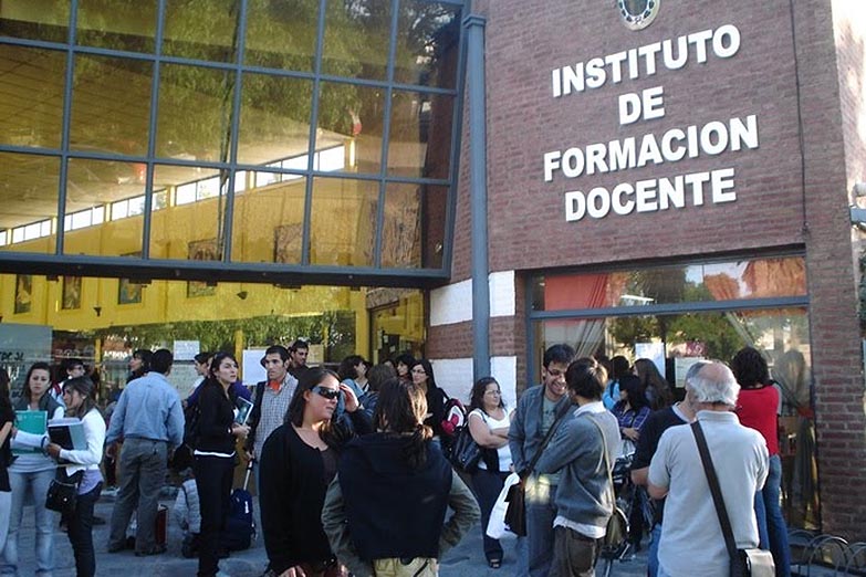 ¿Beneficio para UniCABA? Educación porteña recortará 24 materias de profesorados docentes