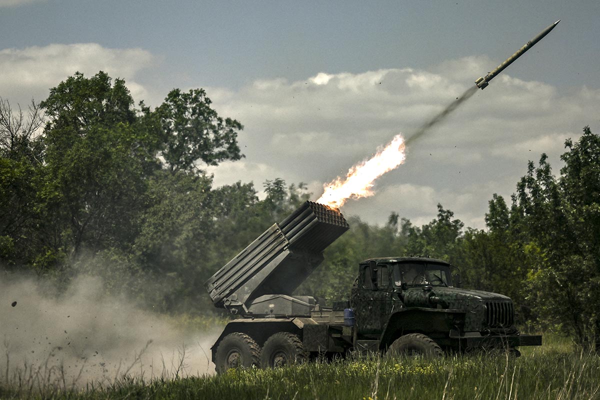 Ucrania admite que podría retirar sus tropas de la estratégica ciudad del Donbass