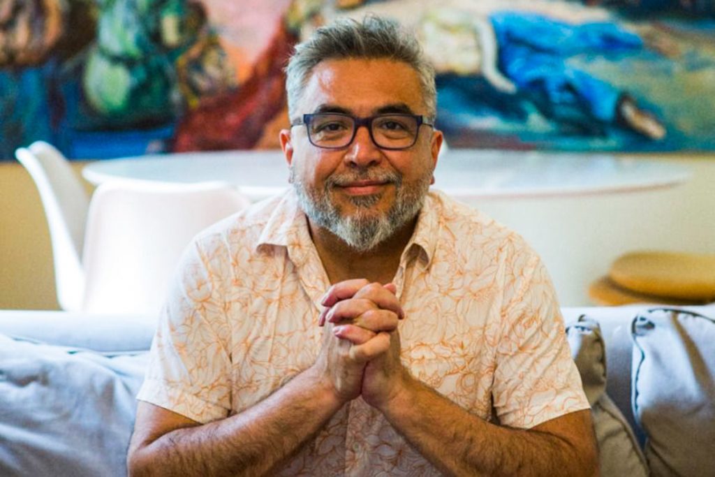 Cristian Alarcón: "Pasar de los narcos a las flores fue todo un paso para mí" 2 Cristian Alarcón: "Pasar de los narcos a las flores fue todo un paso para mí"