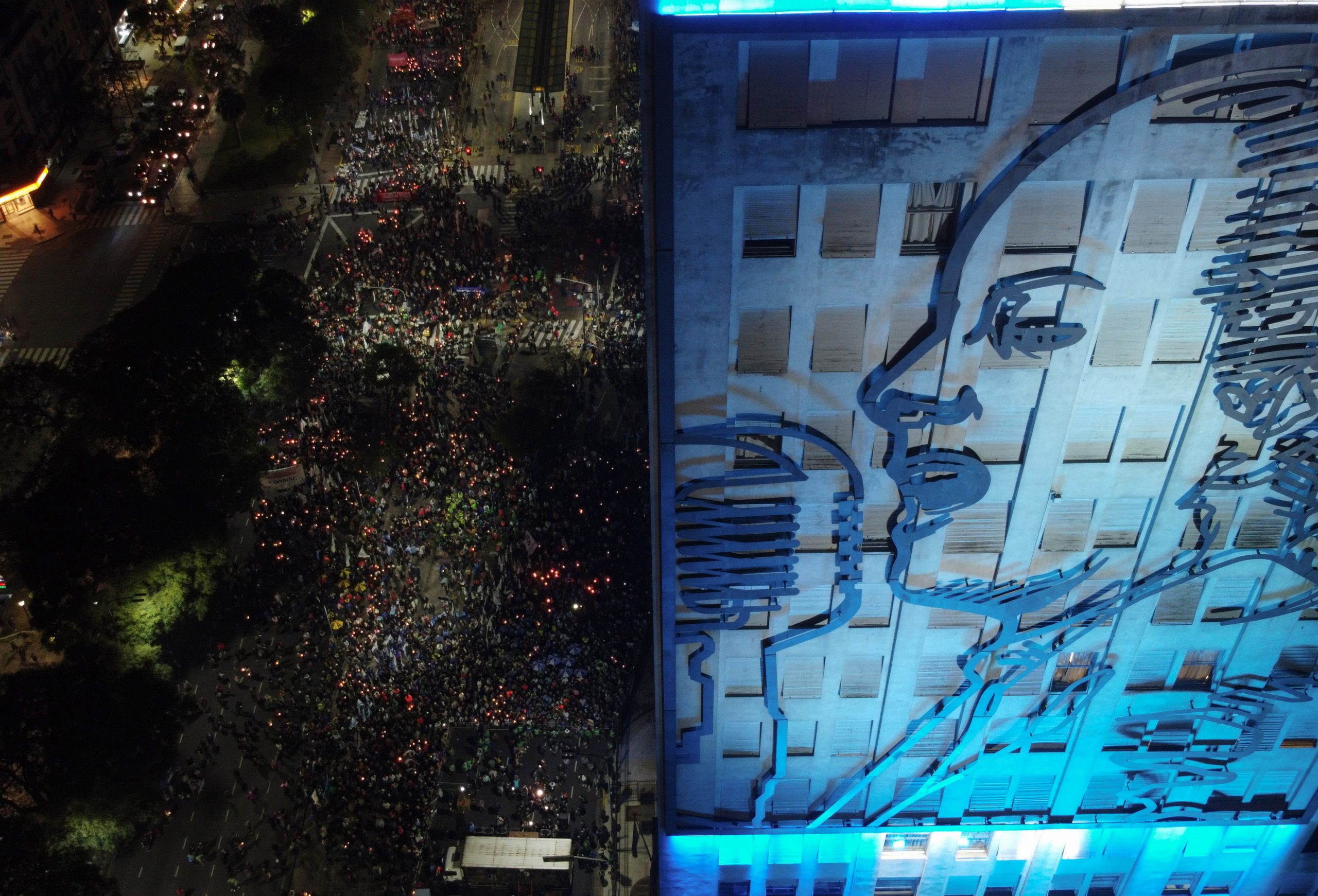 Multitudinaria y emotiva marcha de antorchas para recordar a Evita