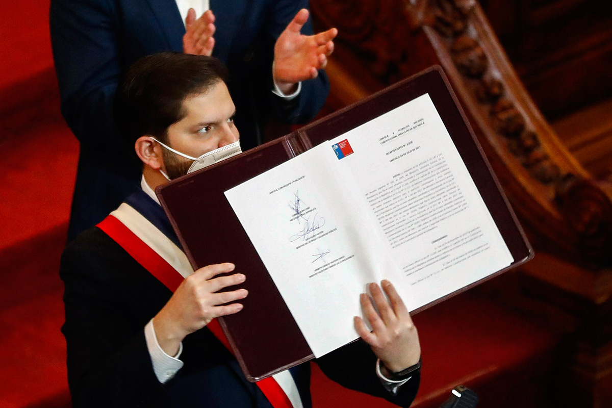 Boric recibió el proyecto de la nueva Constitución chilena