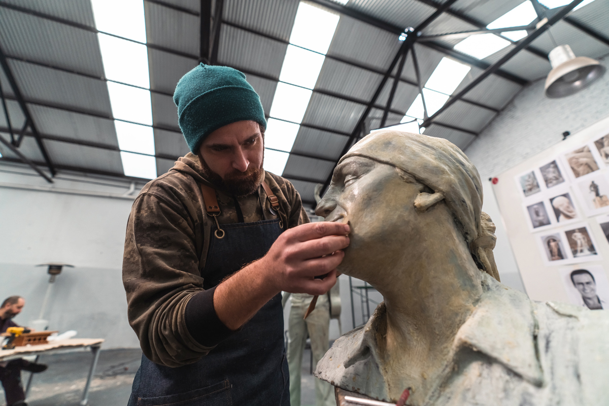 Justo y necesario: se viene la escultura de Leonardo Favio