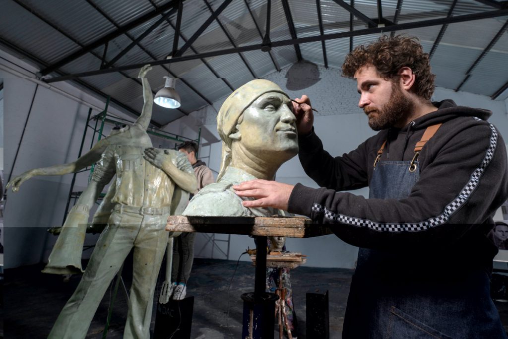 Justo y necesario: se viene la escultura de Leonardo Favio