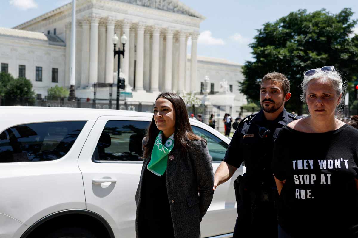 Ocasio-Cortez y otras 16 congresistas demócratas fueron detenidas por protestar contra la anulación del aborto en EEUU