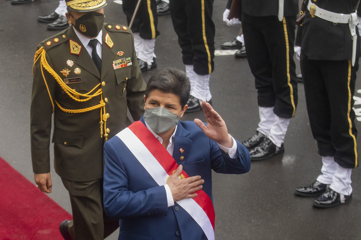 Un Castillo de naipes: el tumultuoso primer año del presidente peruano