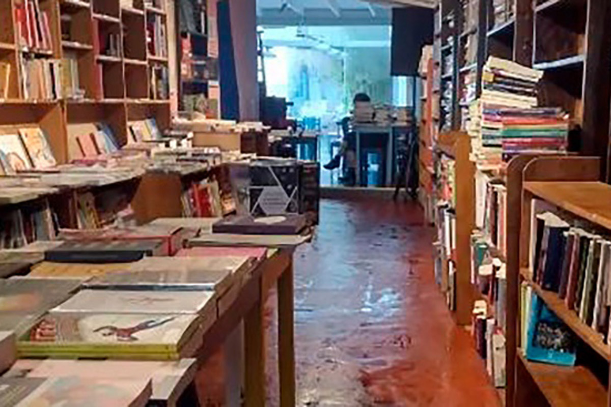 Afectada por la inundación, la librería Notanpuán prepara una feria de libros mojados
