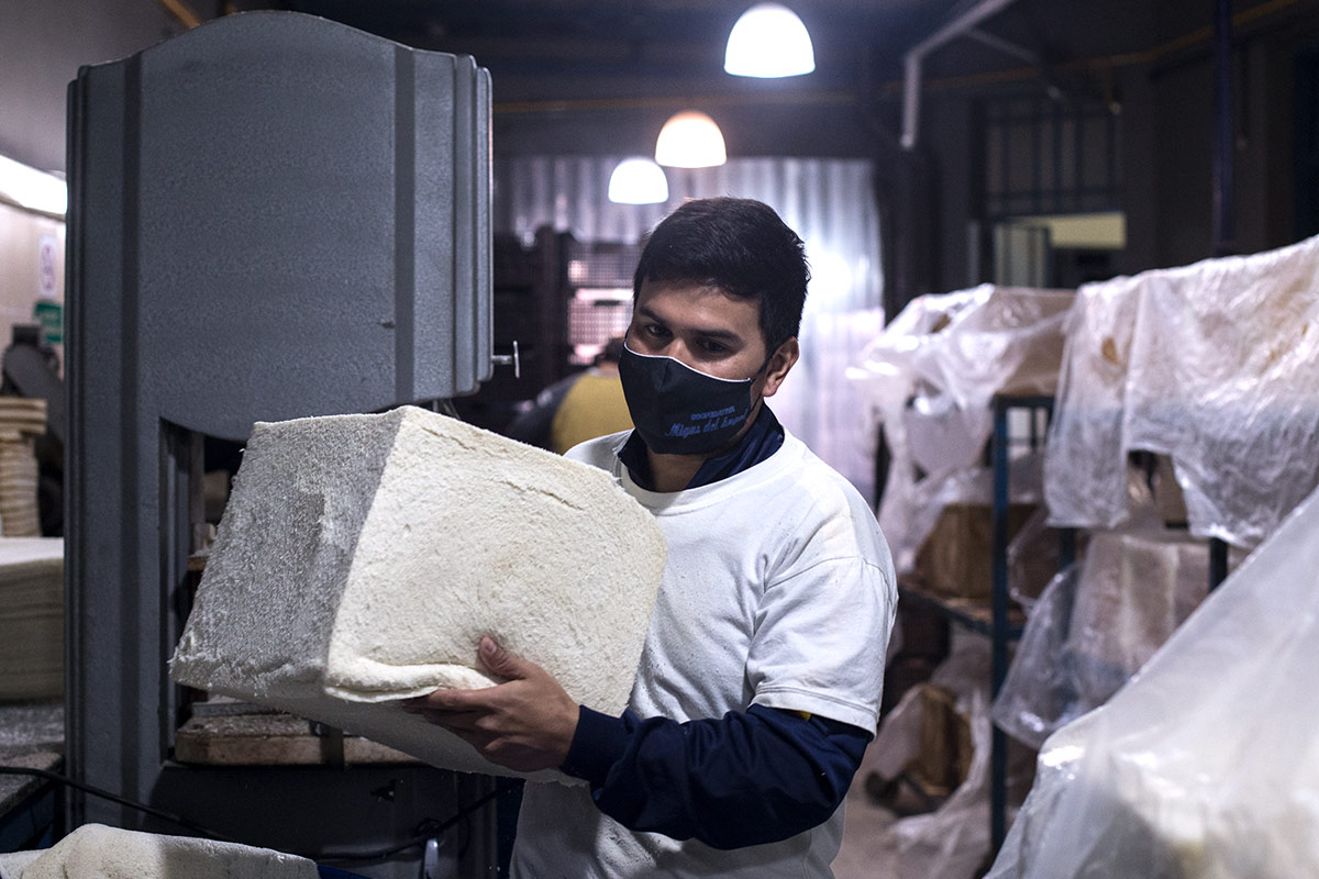 El gobierno acordó con panaderos garantizar el kilo de pan entre $320 y $340