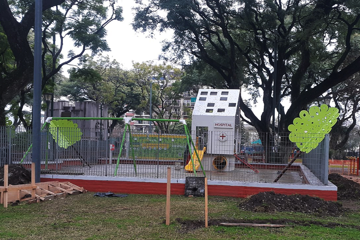 La lluvia hizo colapsar los árboles truchos que la Ciudad inauguró hace una semana