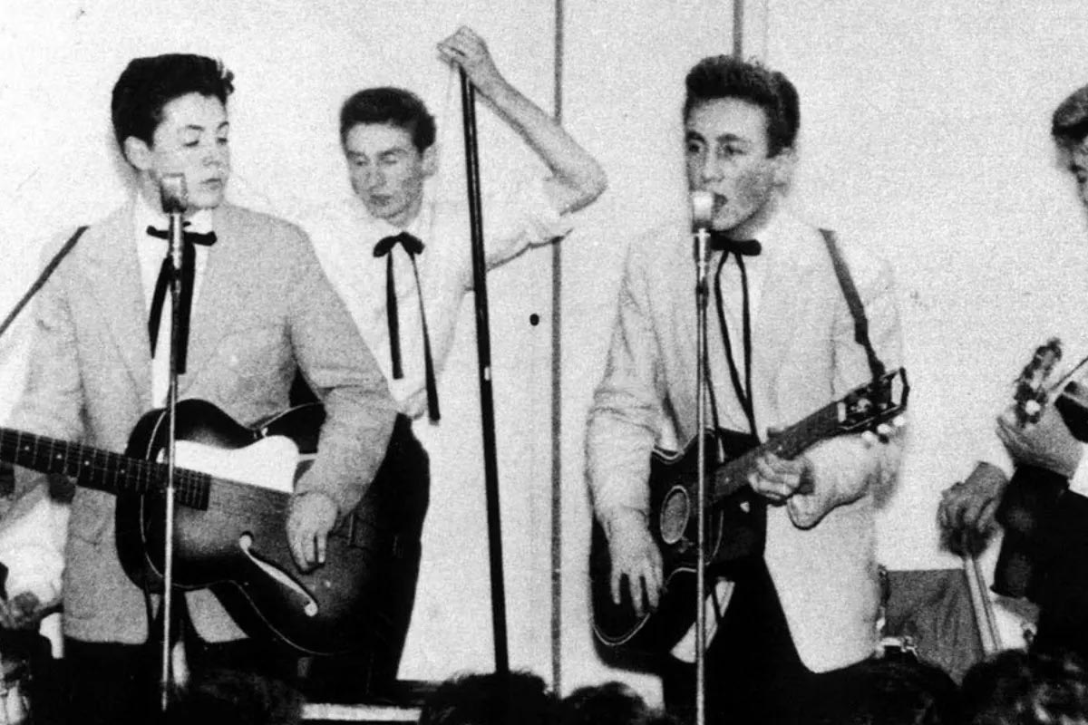 El kilómetro cero de la cultura rock: a 65 años del primer encuentro entre John Lennon y Paul McCartney