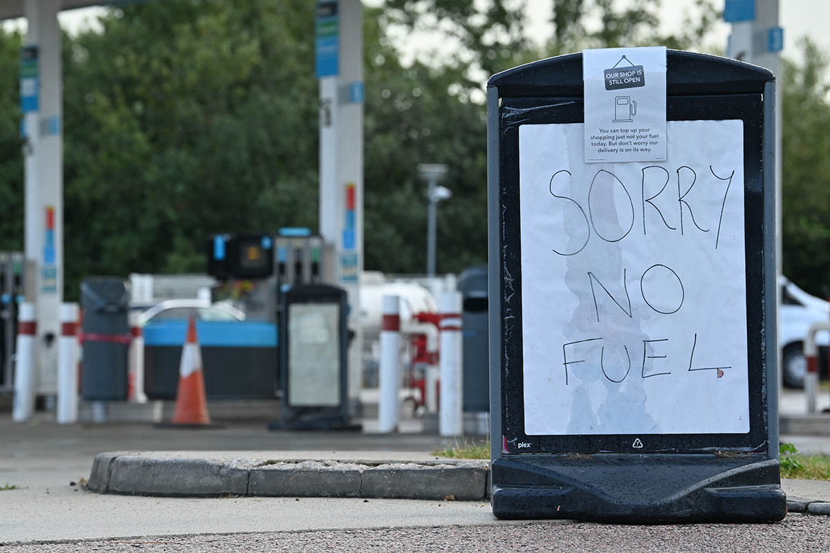 Manifestantes británicos cortan autopistas por alza récord de combustibles