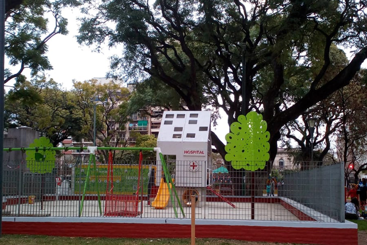 Árboles de plástico: la nueva medida del Gobierno porteño para reemplazar el verde frondoso en plazas