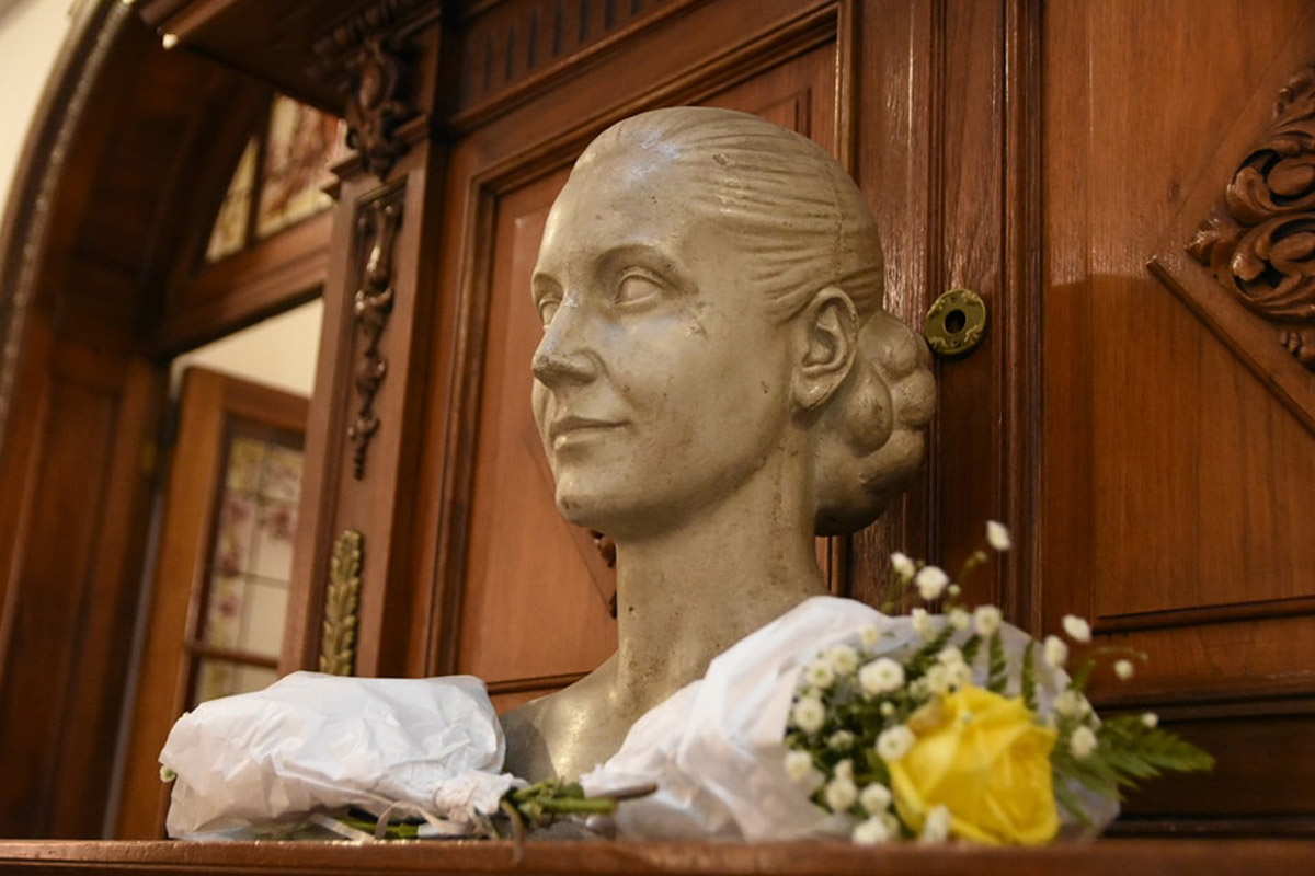 La historia del busto de Evita que una docente rural enterró en el monte para escapar de los golpistas