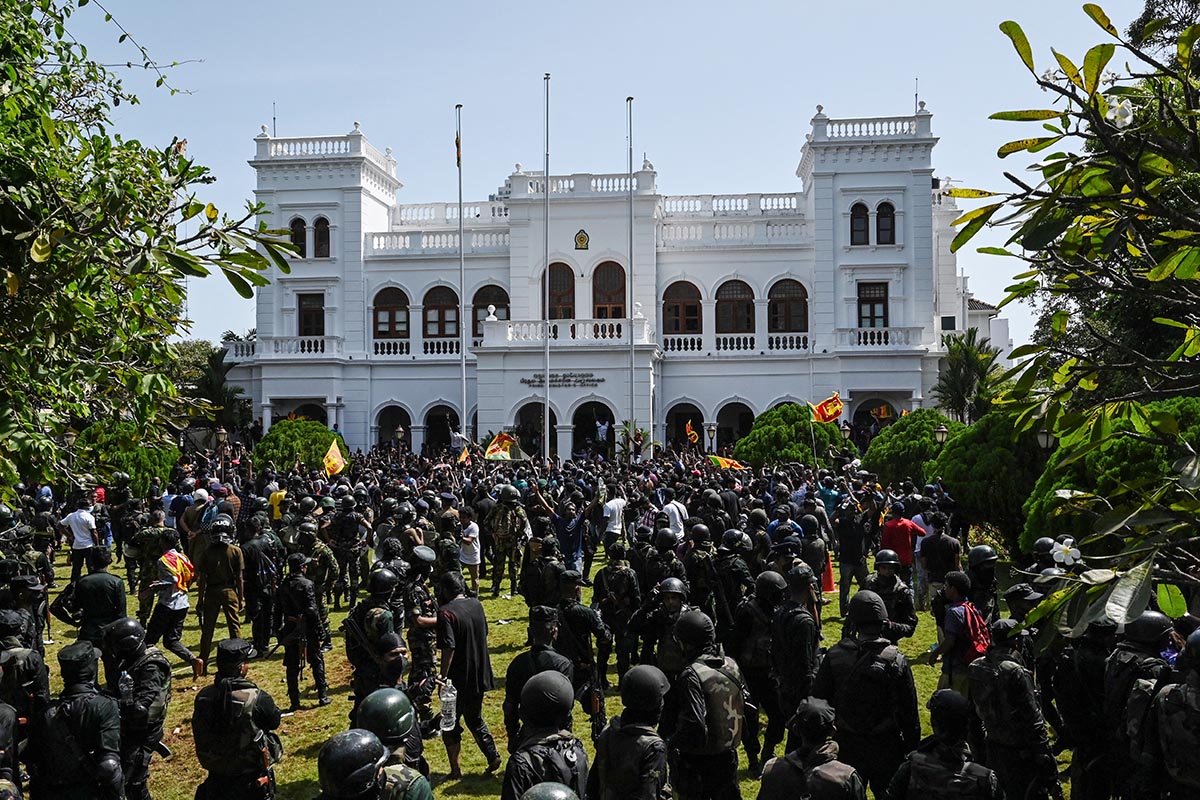Nombran al nuevo mandatario de Sri Lanka tras la huida del presidente y en medio de protestas