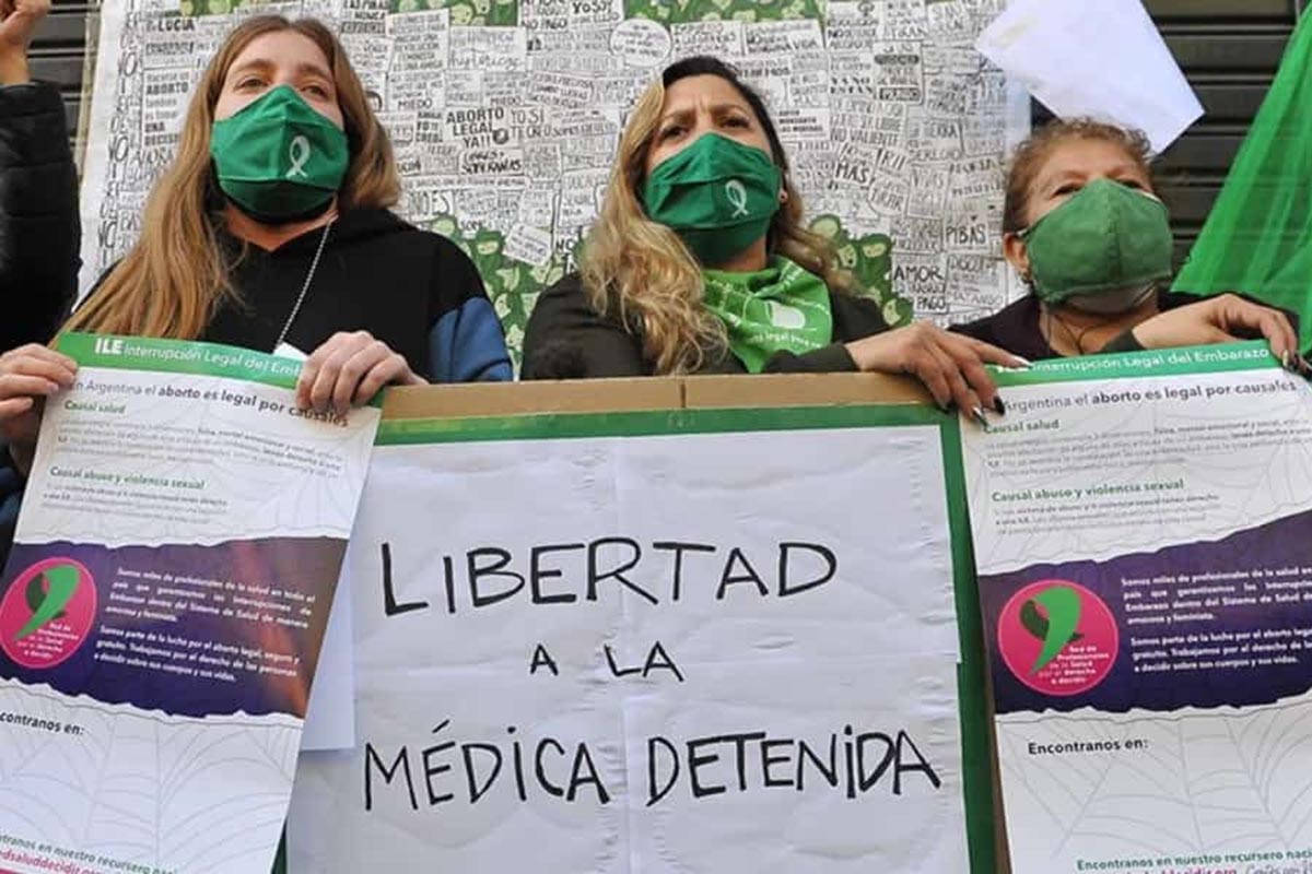 «Pañuelazo» para exigir nulidad de la causa contra médica que hizo una ILE