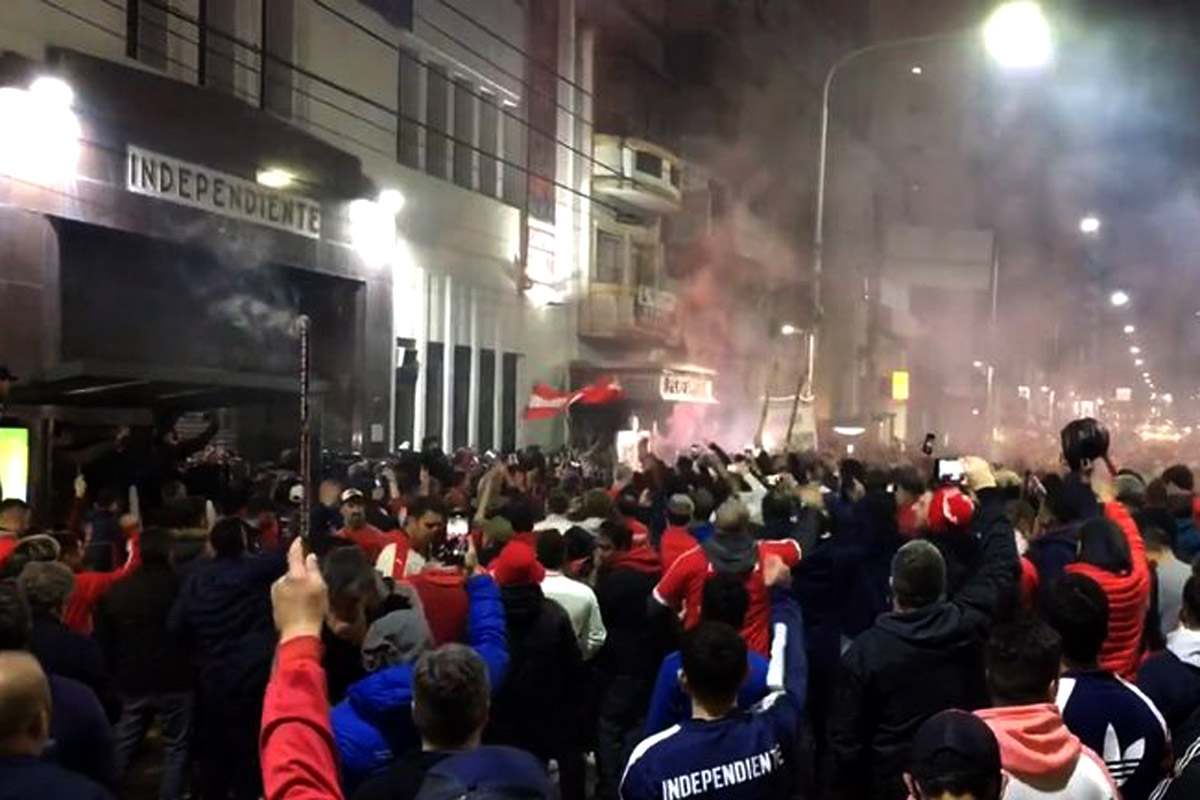 Represión a hinchas en la sede de Independiente, mientras se desarrollaba la Asamblea