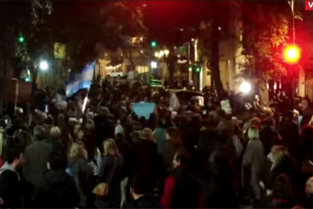 En movimiento pero sin fecha para la marcha: los debates del peronismo detrás de la defensa de Cristina