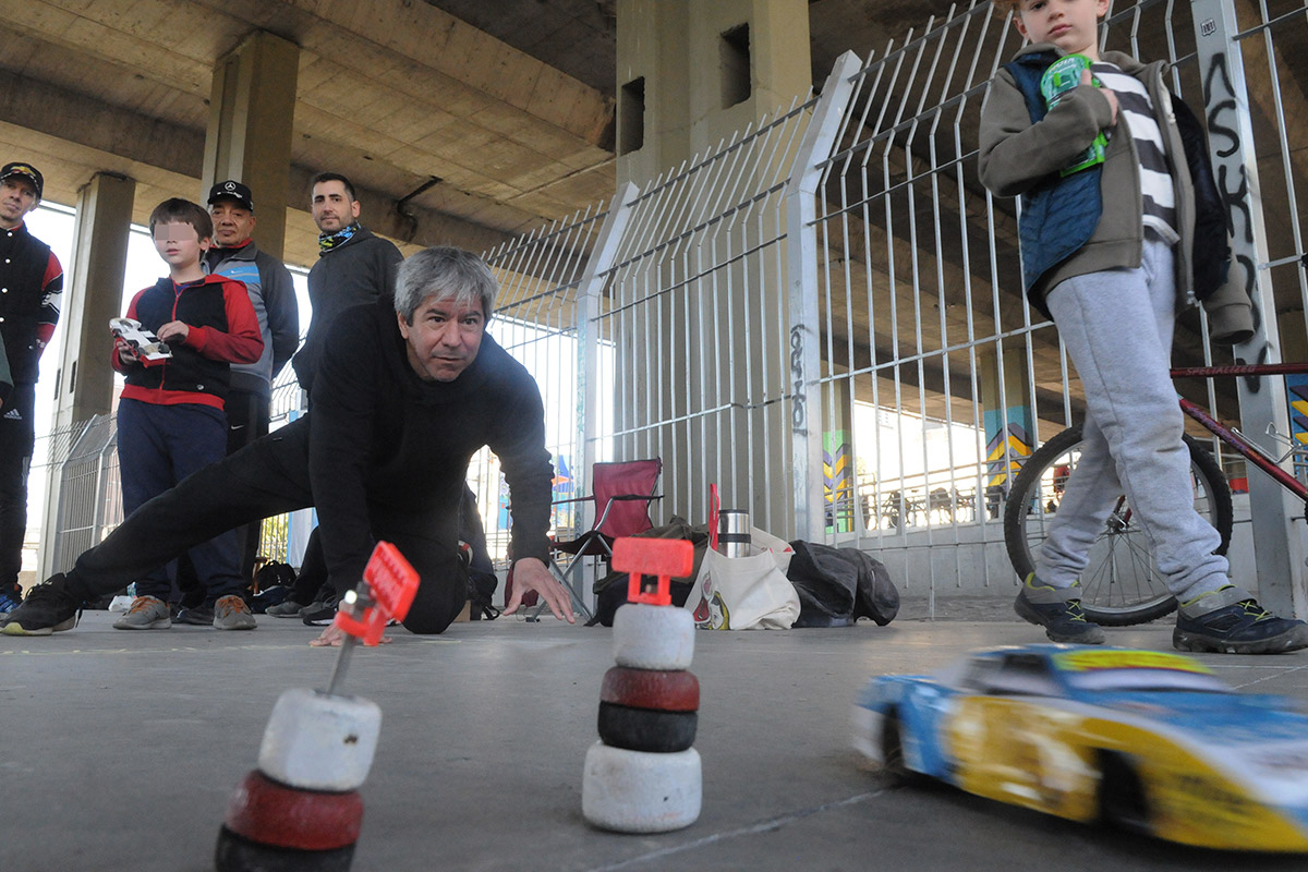 Los pibes grandes: crónica de un pequeño Grand Prix de autitos con cuchara