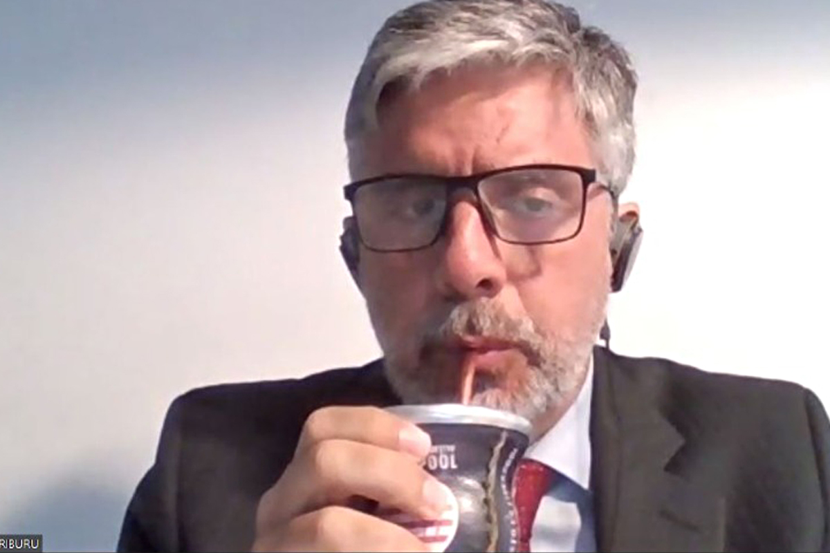 Nada casual: durante el juicio, Giménez Uriburu mostró un mate con el escudo del «Liverpool»