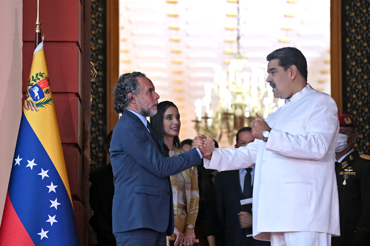Venezuela y Colombia restablecen relaciones diplomáticas con el arribo de sus embajadores