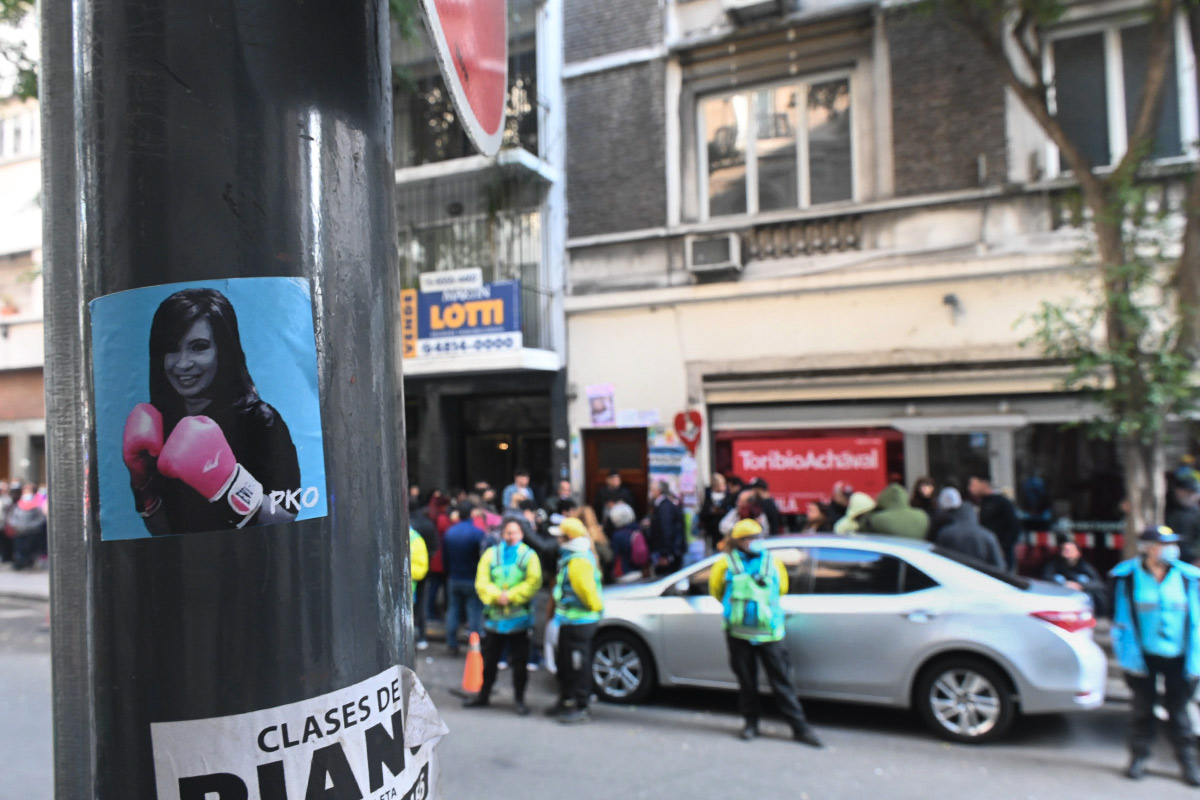 Militantes del FdT cumplen el décimo día de vigilia frente a la casa de Cristina