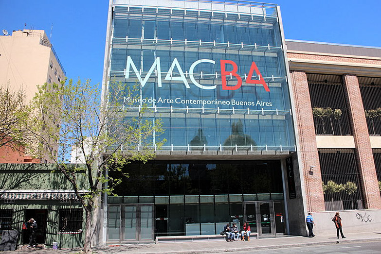 El Macba celebra su primera década con dos exposiciones y música en vivo