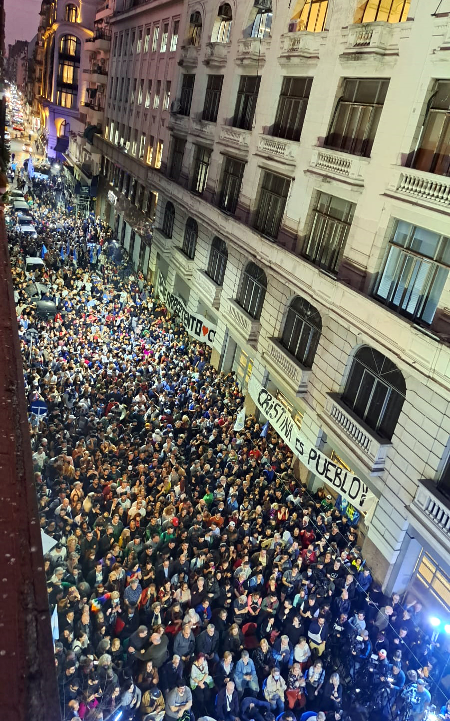 Noche de movilizaciones para apoyar a Cristina en Rosario, Córdoba y otras ciudades del país