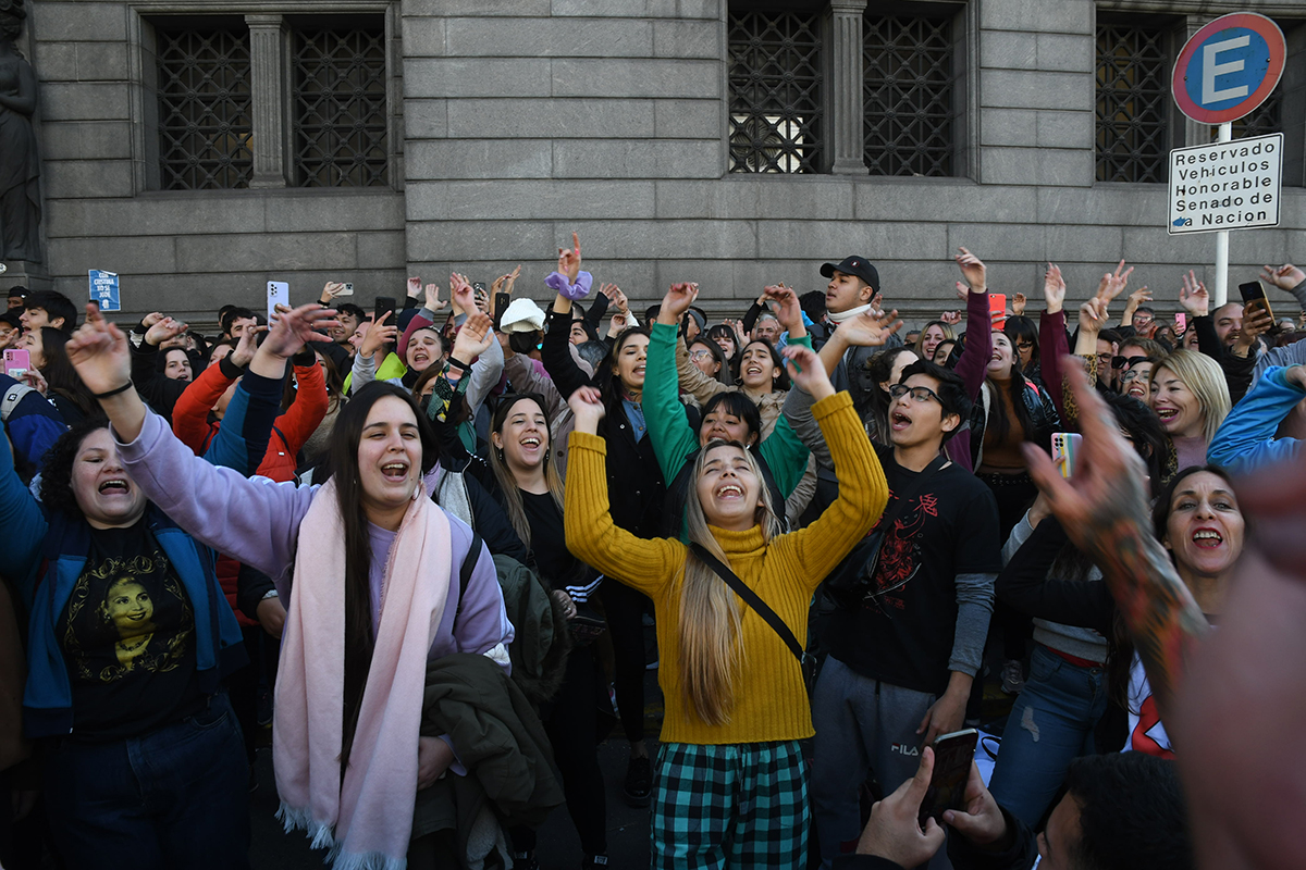 La denuncia de CFK contra el lawfare tuvo respaldo militante en la calle, salida al balcón y marcha peronista