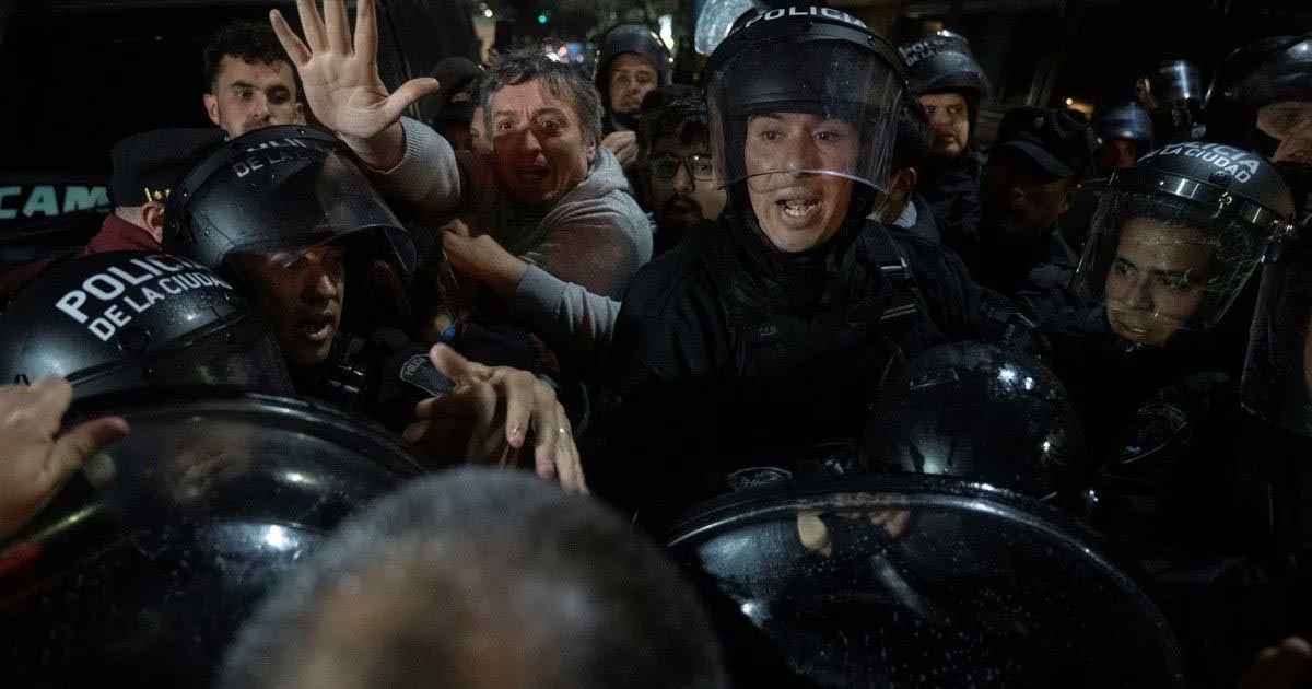 El PJ repudió la represión de la Policía porteña y se solidarizó con Máximo Kirchner