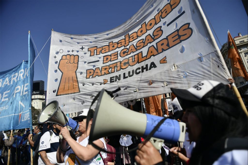 Trabajadoras de casas particulares: el salario subirá 36% en los próximos tres meses pero no superará la línea de indigencia 1 Trabajadoras de casas particulares: el salario subirá 36% en los próximos tres meses pero no superará la línea de indigencia