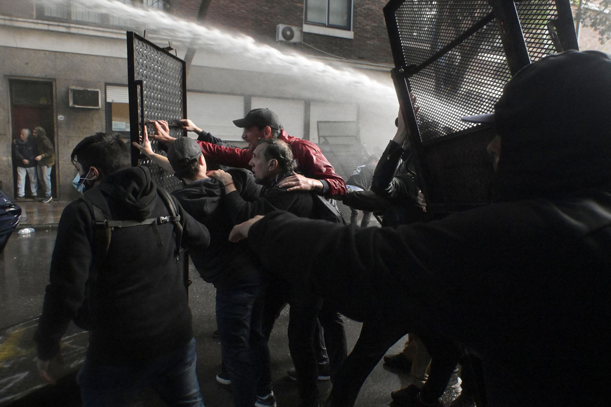 La Policía de la Ciudad reprimió a los manifestantes que fueron a respaldar a CFK en su departamento