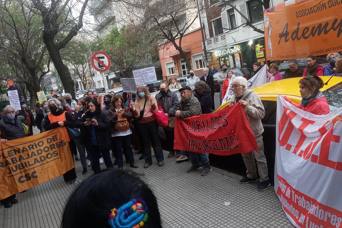 Abrazo al Sanatorio Méndez en defensa de ObSBA: «Larreta y Sutecba son los culpables de este vaciamiento»