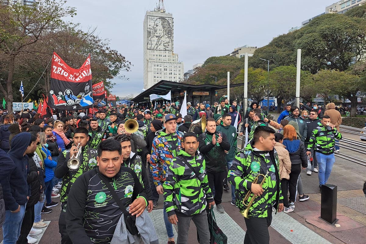 Columnas de gremios y organizaciones confluyen en el Obelisco para marchar al Congreso