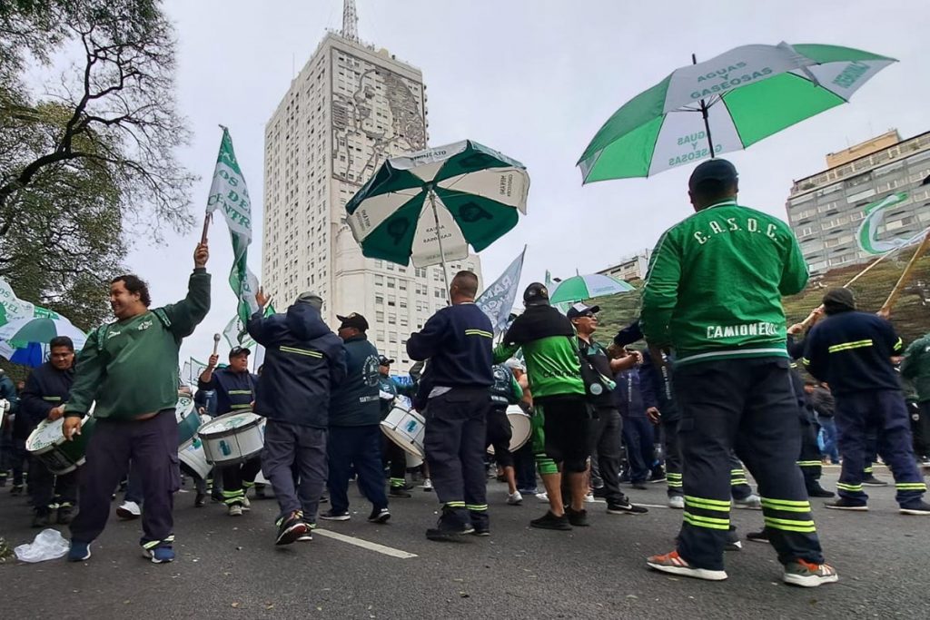 Columnas de gremios y organizaciones confluyen en el Obelisco para marchar al Congreso 1 Columnas de gremios y organizaciones confluyen en el Obelisco para marchar al Congreso