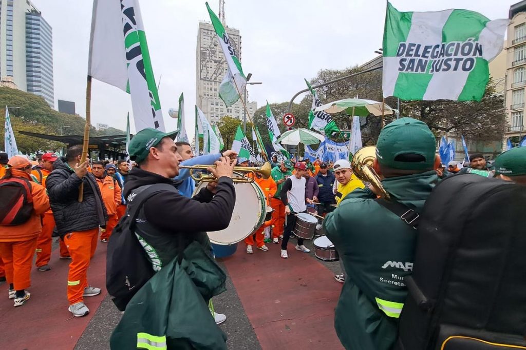 Columnas de gremios y organizaciones confluyen en el Obelisco para marchar al Congreso 3 Columnas de gremios y organizaciones confluyen en el Obelisco para marchar al Congreso
