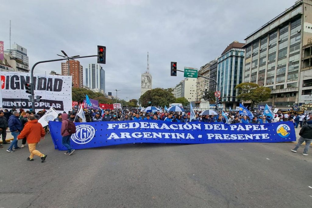 Columnas de gremios y organizaciones confluyen en el Obelisco para marchar al Congreso 5 Columnas de gremios y organizaciones confluyen en el Obelisco para marchar al Congreso