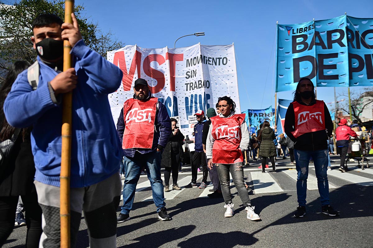 Piqueteros de izquierda marchan a Plaza de Mayo en reclamo de un bono para jubilados y monotributistas