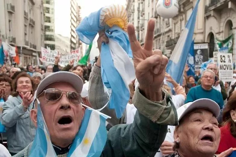 Organización de jubilados se moviliza al Congreso «en defensa de Cristina»