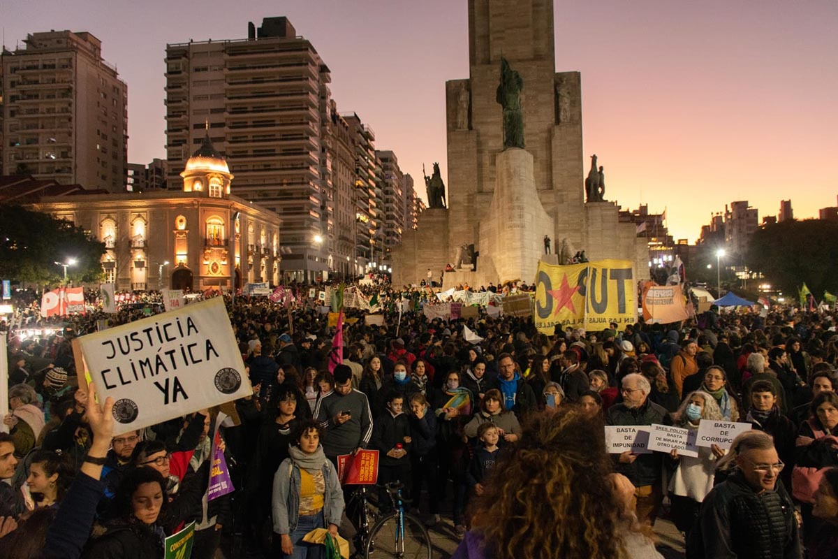 «En Rosario, no se puede respirar»: masiva marcha contra la quema de humedales