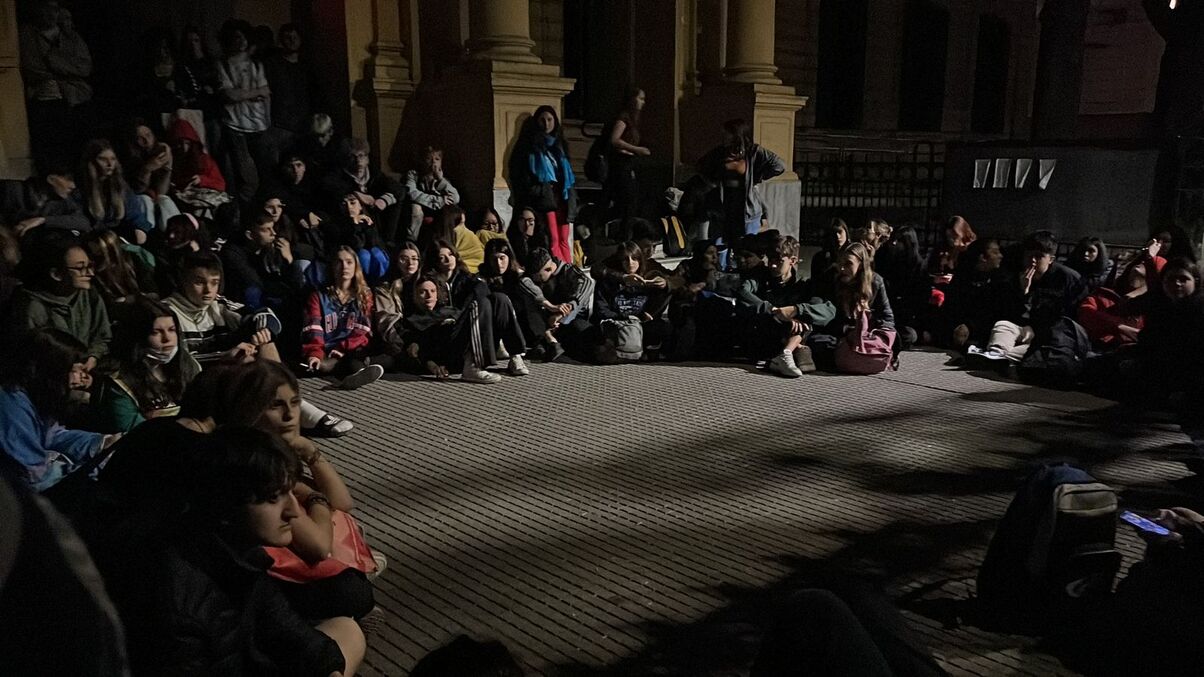 Tras haber tomado el colegio, estudiantes del Mariano Acosta denuncian corte intencional de luz
